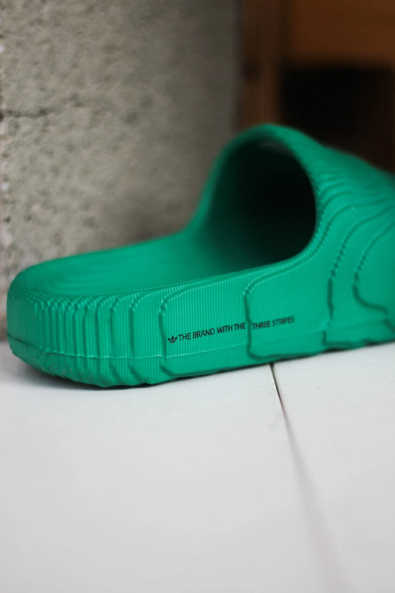 ADILETTE 22 "BOLD GREEN"